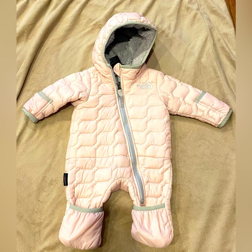 COPY - Northface snow suit 0-3 months in excellent condition!